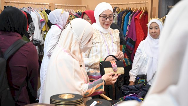 Sulsel Tuan Rumah HUT ke-46 Dekranas, Naoemi Octarina Terima Potongan Tumpeng dari Selvi Gibran