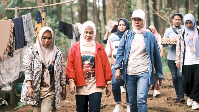 PKK dan Bhayangkari Gowa Salurkan Bantuan untuk Keluarga Miskin Ekstrem di Tinggimoncong