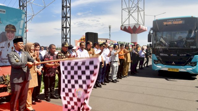 Gubernur Sulawesi Selatan, Andi Sudirman Sulaiman secara resmi meluncurkan Bus Trans Sulsel di kawasan Center Point of Indonesia (CPI), Kota Makassar, Senin (14/7/2025).
