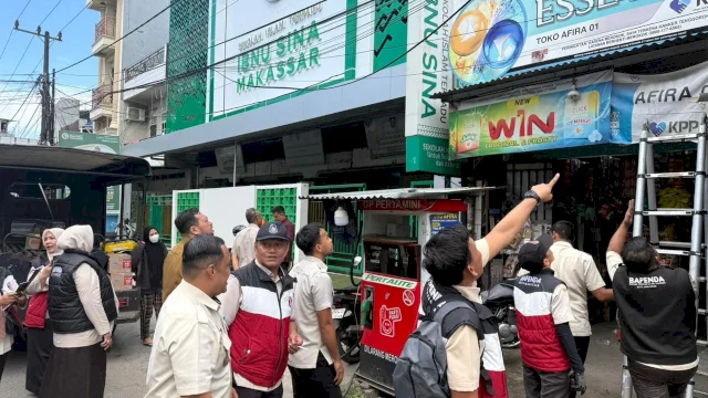 Badan Pendapatan Daerah (Bapenda) kembali melakukan langkah tegas dengan menertibkan reklame yang tidak memiliki izin maupun reklame yang melanggar aturan perizinan.