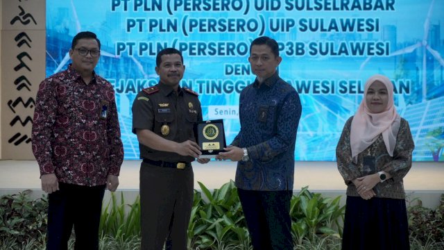 Kepala Kejaksaan Tinggi Sulawesi Selatan Sulsel Agus Salim menyerahkan pelakat kepada General Manager PT PLN (Persero) UID Sulselrabar Edyansyah, Direktur Utama PT PLN (Persero) Darmawan Prasodjo, dan Jaksa Agung Muda Bidang Intelijen, Reda Manthovani.