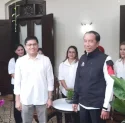 Jelang Kongres, PSI Berikan Jaket Logo Gajah ke Jokowi