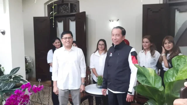 INT/Presiden ke-7 Jokowi mengenakan jaket pemberian pengurus PSI di kediamannya, Kelurahan Sumber, Kecamatan Banjarsari, Solo, Kamis (17/7/2025)