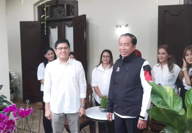 Jelang Kongres, PSI Berikan Jaket Logo Gajah ke Jokowi