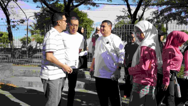 Wali Kota Makassar Munafri Arifuddin bersama Wakil Wali Kota Aliyah Mustika Ilham dan Ketua TP PKK Kota Makassar Melinda Aksa Mahmud turun langsung melakukan aksi bersih-bersih di sepanjang kawasan Anjungan Pantai Losari, Jumat (18/7/2025).