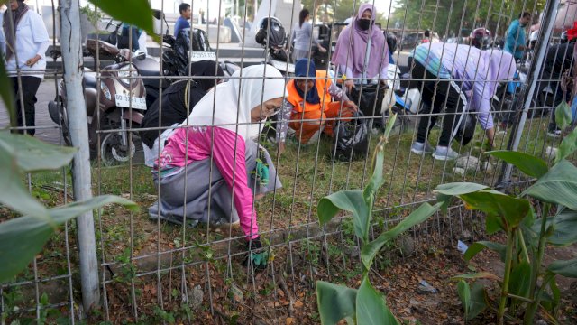 Bersama Pengurus TP PKK, Melinda Aksa Bersihkan Sampah di Kawasan Pantai Losari
