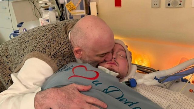 Pangeran Al-Waleed bin Khaled dicium sang ayah saat koma selama 20 tahun. Kini meninggal dunia di usia 35 tahun.(News.com.au)
