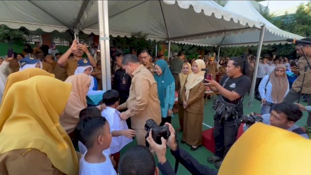 Munafri-Aliyah Tuntaskan Janji Pendidikan, Seragam Gratis Resmi Disalurkan