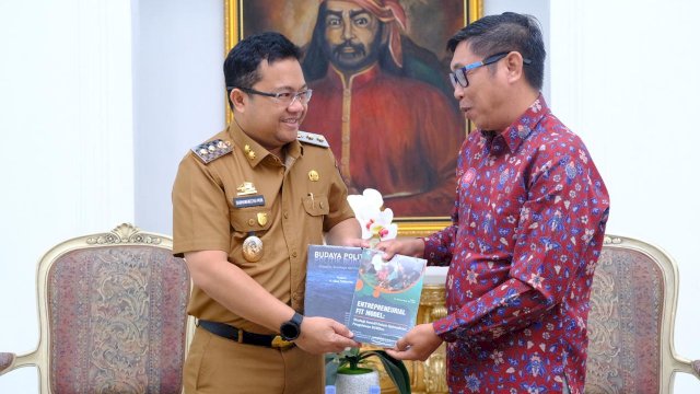 Wakil Bupati Gowa, Darmawangsyah Muin, saat menerima audiensi perwakilan AFEB PTMA di Rumah Jabatan Wakil Bupati Gowa, Senin (21/7/2025). 
