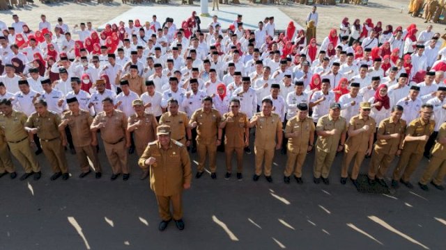 Bupati Kabupaten Maros, AS Chaidir Syam mengukuhkan pengurus Koperasi Desa (Kopdes) Merah Putih  di Lapangan Pallangtikang, Senin (21/7/2025).
