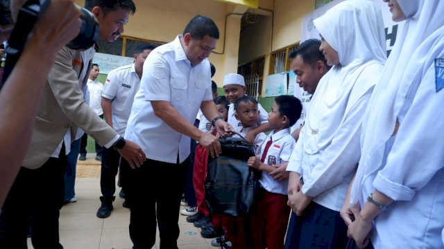Wali Kota Makassar, Munafri Arifuddin penyerahan paket sekolah gratis serta peluncuran gerakan lingkungan bertajuk #BombebotolPlastik untuk siswa-siswi SD dan SMP Muhammadiyah se-Kota Makassar.

