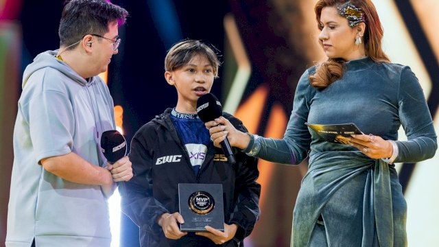 Rasyah Rasyid, remaja berusia 15 tahun asal Makassar, mencatatkan prestasi gemilang di ajang Esports World Cup (EWC) 2025: Free Fire 