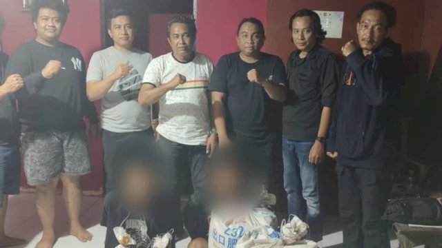 Kedua pelaku berinisial AS (19) dan AR (23) ditangkap Tim Khusus Resmob Polsek Tanete Riattang pada Senin (21/7/2025) dini hari sekitar pukul 01.00 WITA