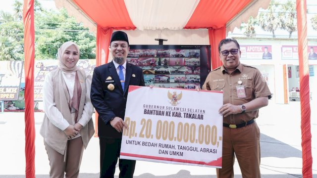 Gubernur Sulawesi Selatan, Andi Sudirman Sulaiman bersama Bupati Takalar, Muhammad Firdaus Dg Manye