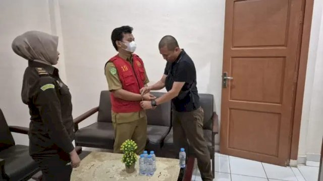  Kepala Desa (Kades) Balai Kembang, Kecamatan Mangkutana, Kabupaten Luwu Timur, berinisial MAM, ditetapkan sebagai tersangka kasus dugaan korupsi dana desa. 