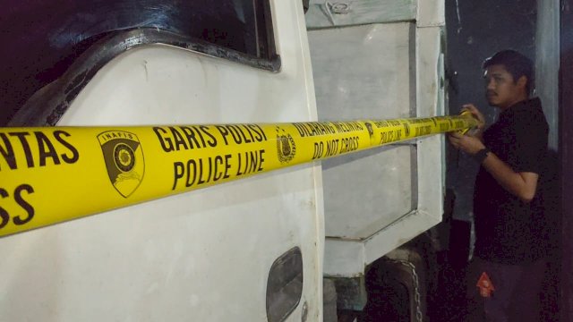 Polisi memasang garis polisi di dump truk yang digunakan pelaku menimbun BBM bersubsidi di Kabupaten Pangkep