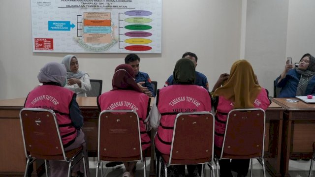  Keempat tersangka baru itu masing-masing berinisial NR, F, II, dan R. 