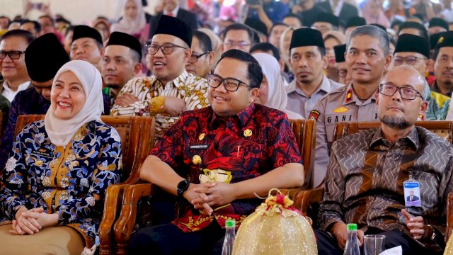 Wakil Bupati Kabupaten Gowa, Darmawangsyah Muin menghadiri peresmian Rumah Sakit Universitas Islam Negeri (UIN) Alauddin Makassar yang diresmikan langsung oleh Menteri Agama Republik Indonesia, Nasaruddin Umar, Kamis (24/7/2025).
