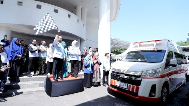 Gubernur Sulawesi Selatan Andi Sudirman Sulaiman meluncurkan Mobile Intensive Care Unit (MICU), sebuah layanan rumah sakit bergerak yang dilengkapi peralatan medis lengkap, termasuk ruang operasi. 