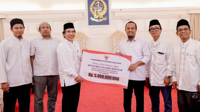 Gubernur Sulawesi Selatan, Andi Sudirman Sulaiman menyerahkan bantuan hibah senilai Rp5 miliar kepada pengurus Masjid Ikhtiar Kompleks Perumahan Dosen (Perdos) Universitas Hasanuddin, Tamalanrea Jaya, Kecamatan Tamalanrea, Kota Makassar, Selasa (22/7/2025).