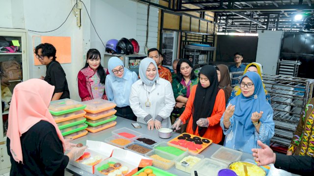 Wakil Gubernur Sulawesi Selatan, Fatmawati Rusdi, pada Sabtu (2/8/2025), mengunjungi Donat Tuli Caf&eacute; Mella dan Rumah Qur&rsquo;an Tuli Nur Afiah&mdash;dua inisiatif yang menjadi simbol kemandirian komunitas tuli. 