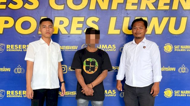 Anggota Tim Resmob Polres Luwu menahan pria berinisial S (31) alias Anak Jin di Lingkungan Pelita, Kecamatan Ponrang, Kabupaten Luwu, pada Senin (4/8/2025).
