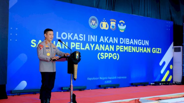 Kapolda Sulsel, Irjen Pol Rusdi Hartono, secara meresmikan pembangunan Satuan Pelayanan Pemenuhan Gizi (SPPG) Polri di KM 17, Kelurahan Pai, Kecamatan Biringkanaya, Kota Makassar, Rabu (6/8/2025).
