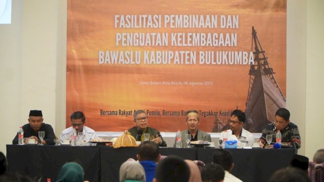 Anggota Komisi II DPR RI sekaligus Anggota Badan Anggaran DPR RI, Taufan Pawe dan Anggota Bawaslu Provinsi Sulawesi Selatan yang juga Koordinator Divisi Pencegahan dan Partisipasi Masyarakat, Saiful Jihad dalam  kegiatan Penguatan Kelembagaan Pengawas Pemilu di Same Resort Bira Beach, Kabupaten Bulukumba, Selasa (6/8/2025).
