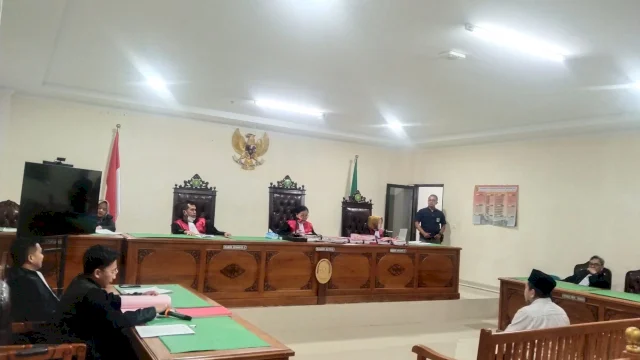 Terdakwa Andi Ibrahim, mantan Kepala Perpustakaan UIN Alauddin Makassar saat menjalani sidang tuntutan  di Pengadilan Negeri Sungguminasa, Kabupaten Gowa, Rabu 6 Agustus 2025.
