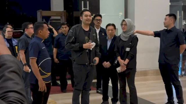 Ketua Dewan Pertimbangan Partai Siti Nurbaya, Ketua Badan Pemenangan Pemilu (Bappilu) Partai NasDem, Prananda Surya Paloh, serta sejumlah pengurus dan kader lainnya saat tiba di Hotel Claro Makassar.
