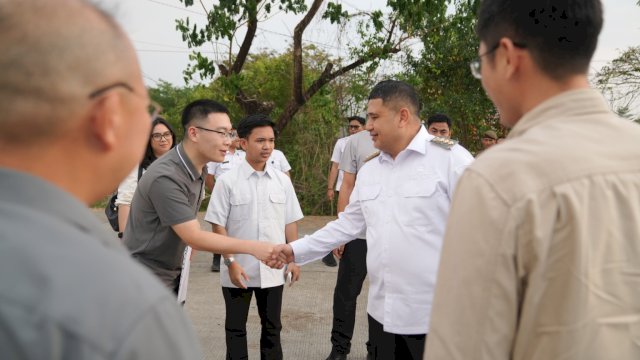 Wali Kota Makassar, Munafri Arifuddin saat mendampingi kunjungan investor asal Tiongkok di lokasi rencana pembangunan Stadion Untia, Rabu (6/8/2025).
