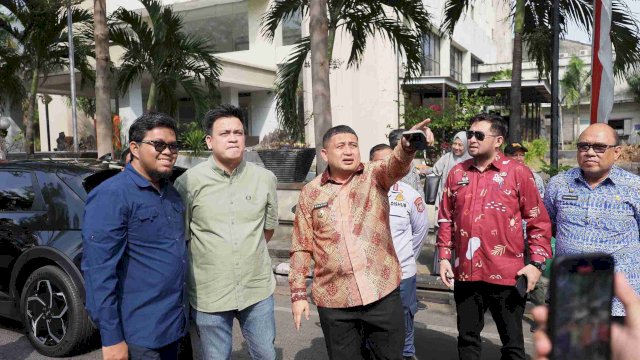  Wali Kota Makassar, Munafri Arifuddin, melakukan inspeksi mendadak (sidak) terhadap pemasangan kabel fiber optik (FO) di Kawasan Bonto Lempangan, Kamis (7/08/2025). 