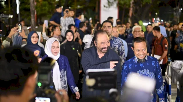 Gubernur Sulawesi Selatan, Andi Sudirman Sulaiman, bersama Wakil Gubernur sekaligus Organizing Committee Rakernas, Fatmawati Rusdi bersama Ketua Umum NasDem Surya Paloh.