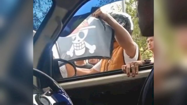 Viral! Pedagang Sayur di Bantaeng Ditampar Pria Ngaku TNI Gara-Gara Bendera One Piece