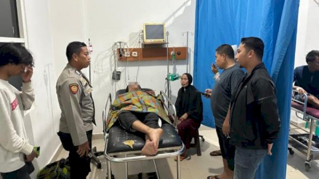 Resky (21), warga Kampung Bakka, Kelurahan Bontoa, Kecamatan Minasatene, mendapat perawatan di Puskesmas Minasatene setelah lehernya terkena anak panah sendiri.