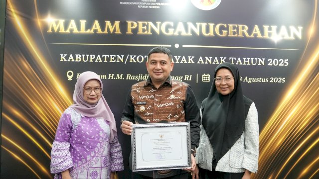 Wali Kota Makassar, Munafri Arifuddin, menerima langsung Penghargaan Kota Layak Anak (KLA) Kategori Nindya dari Kementerian Pemberdayaan Perempuan dan Perlindungan Anak (PPPA) Republik Indonesia.