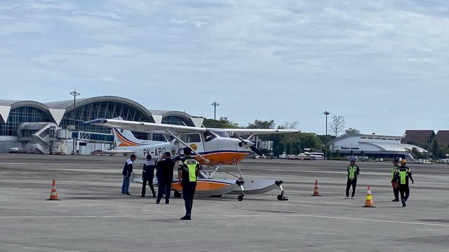 Pemerintah Provinsi Sulawesi Selatan (Sulsel) akan melaunching perdana pesawat amfibi (seaplane) sekaligus melakukan peletakan batu pertama (ground breaking) pembangunan water aerodrome di Taman Andalan, Center Point of Indonesia (CPI) Kota Makassar, pada Senin (11/8/2025) hari ini.