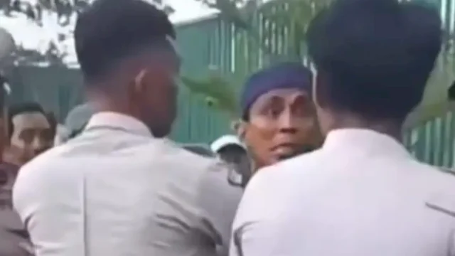Aksi penganiayaan terhadap seorang petugas Dinas Perhubungan (Dishub) Kota Makassar viral di media sosial.