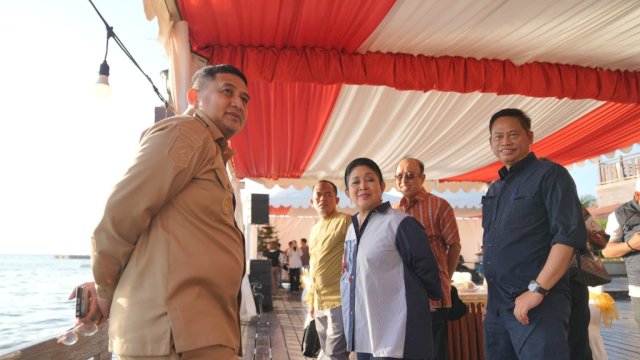 Wali Kota Makassar, Munafri Arifuddin bersama Ketua Komisi IV DPR RI, Siti Hediati Hariyadi (Titiek Soeharto) berlayar menggunakan Kapal Phinisi di perairan Pantai Losari, Senin sore (11/8/2025).
