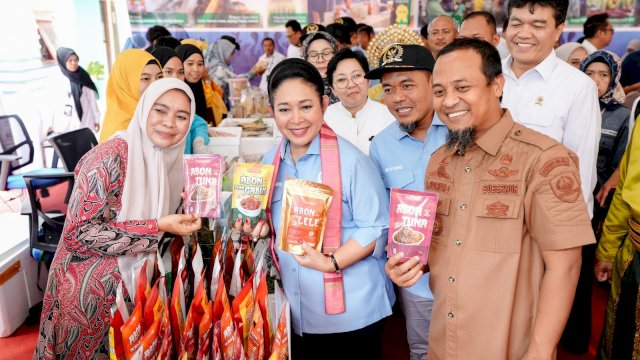 Gubernur Sulawesi Selatan Andi Sudirman Sulaiman mendampingi Komisi IV DPR RI melakukan kunjungan kerja di Badan Pengendalian dan Pengawasan Mutu Hasil Kelautan dan Perikanan (BPPMHKP) Makassar, Senin (11/8/2025).