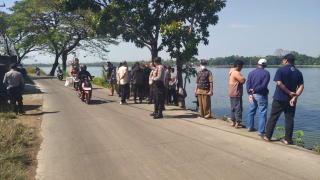 Jasad Bayi Terbungkus Kain Kafan Ditemukan di Pinggir Danau Mawang, Warga Geger