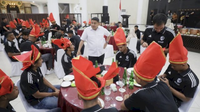 Wali Kota Makassar Munafri Arifuddin bersama Ketua TP PKK Makassar, Melinda Aksa Mahmud, menggelar jamuan makan malam bagi manajemen dan pemain PSM Makassar di Rumah Jabatan Wali Kota, Rabu (13/8/2025) malam.