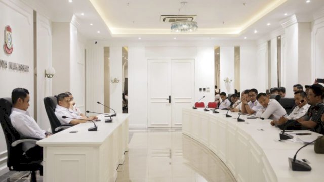 Wali Kota Makassar, Munafri Arifuddin melakukan pertemuan bersama puluhan pedagang kuliner UMKM Pasar Cidu di Balai Kota Makassar, Rabu (13/8/2025).
