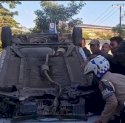 Diduga Sopir Mengantuk, Mobil Minibus Terbalik di Jalan Metro Tanjung Bunga