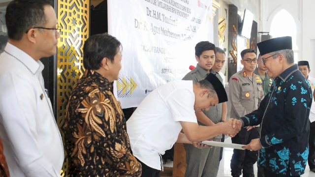 Taufan Pawe Kawal Penyerahan Sertipikat Tanah Wakaf di Soppeng