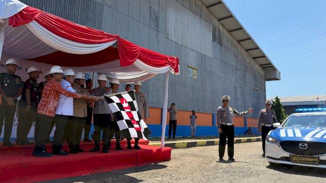 Kick Off atau Launching Gerakan Pangan Murah, di Gudang Bulog, Jl Urip Sumoharjo, Makassar, Kamis (14/8/2025).