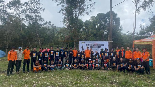 Tim Kalla Rescue saat mengikuti latihan gabungan jungle rescue di Kantor Pencarian dan Pertolongan Kelas A Basarnas Makassar dan Pos Bulu Balea Gunung Bawakaraeng, beberapa waktu lalu.