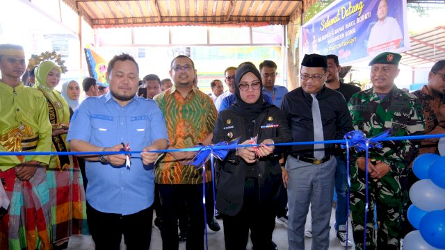 Bupati Gowa, Sitti Husniah Talenrang  saat meresmikan Percetakan dan Kantor Baru Perseroda Gowa Maju Bersama di Jalan KH Wahid Hasyim Sungguminasa, Jumat (15/8/2025). 
