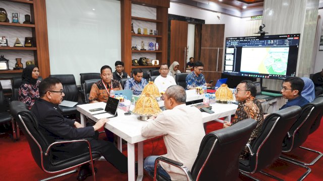 Sekretaris Daerah Provinsi Sulawesi Selatan, Jufri Rahman, menerima audiensi Kepala Balai Penataan Bangunan, Prasarana, dan Kawasan Sulsel Kementerian PUPR, Baskoro Elmiawan, di ruang kerjanya pada Jumat, 15 Agustus 2025.
