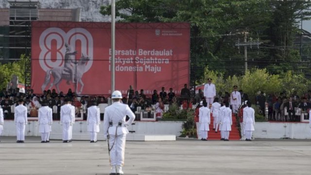 Upacara peringatan HUT ke-80 Kemerdekaan Republik Indonesia (RI) di Lapangan Karebosi sebagai momentum refleksi, Minggu (17/08/2025),
